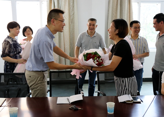 縣委常委、紀(jì)委書記酈森迪一行慰問外語學(xué)校老師