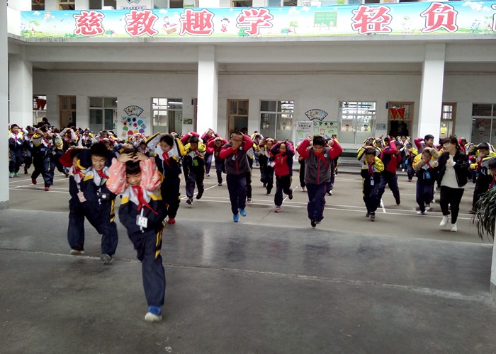 小學部開展消防安全應(yīng)急演練活動